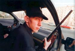 В ближнем бою, если таковой вдруг случится, дробовик может оказаться эффективнее автомата - из него просто легче попасть